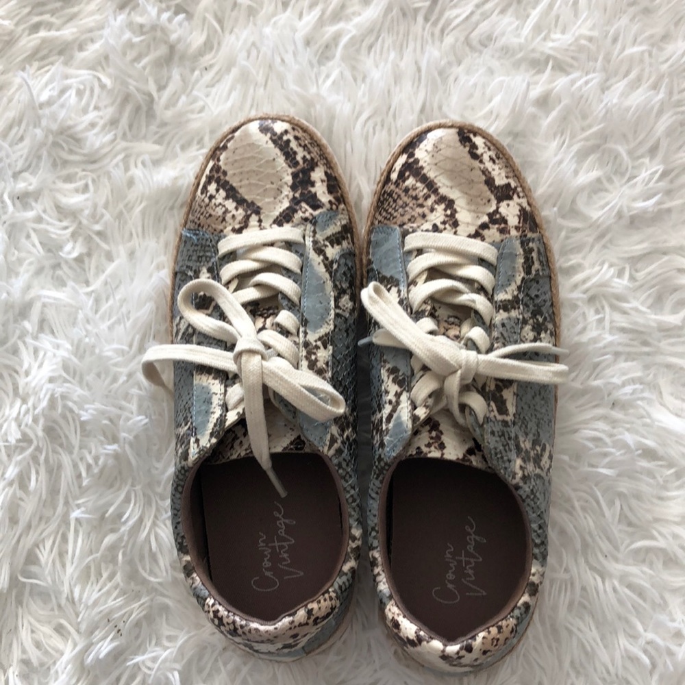 Vintage shoe. Animal print. Leather shoe.